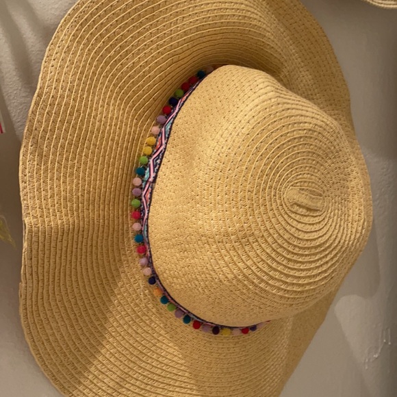 CCBEANIE STRAW HAT WITH MULTI POM ACCENT - Picture 5 of 6